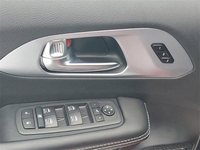 New 2026 Chrysler Pacifica Limited w/ Uconnect Theater Family Group image 18