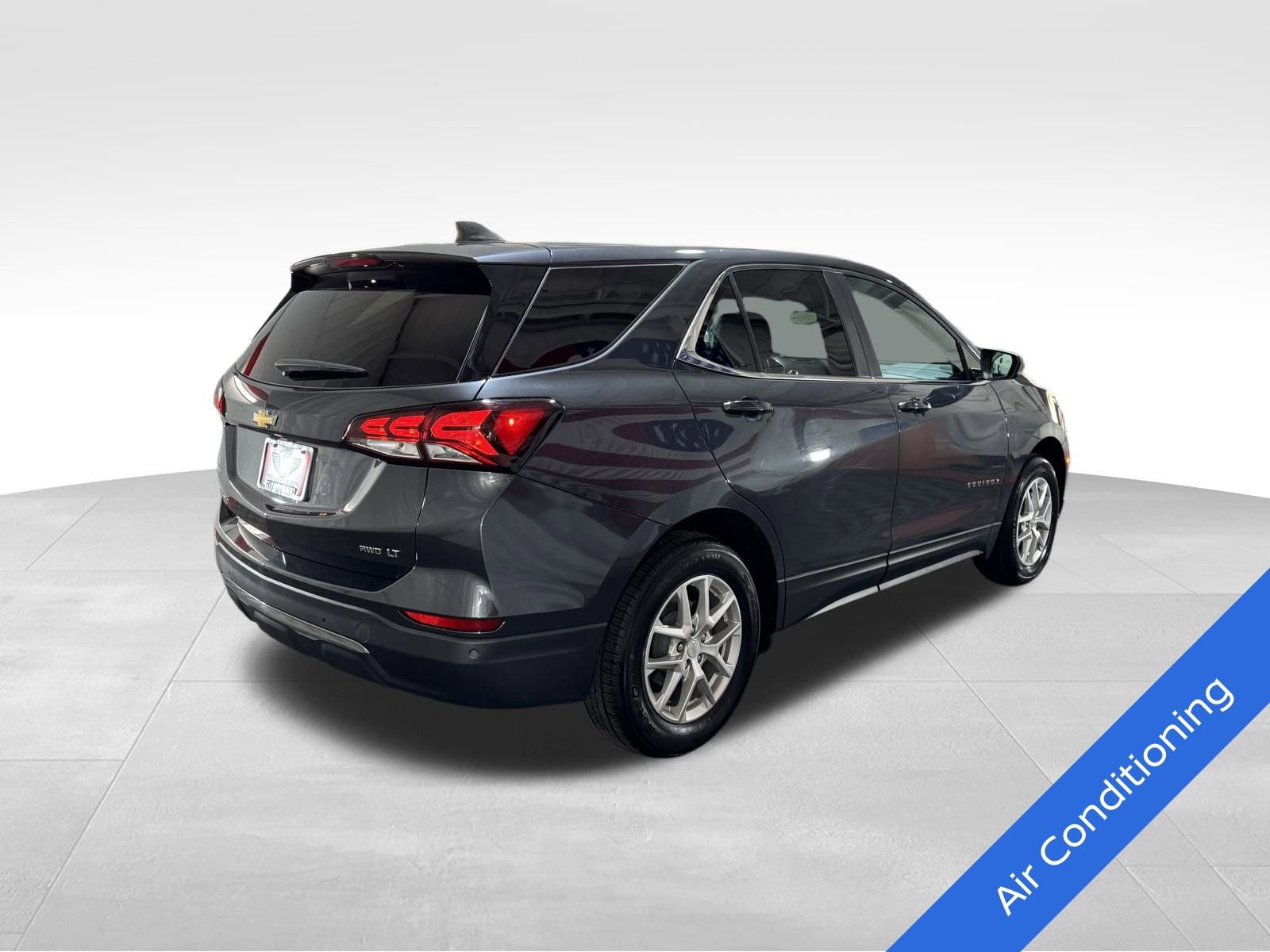 Used 2023 Chevrolet Equinox LT w/ Driver Convenience Package image 4