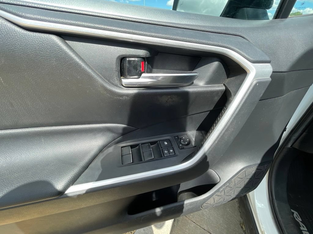 Used 2020 Toyota RAV4 XLE Premium FWD image 12