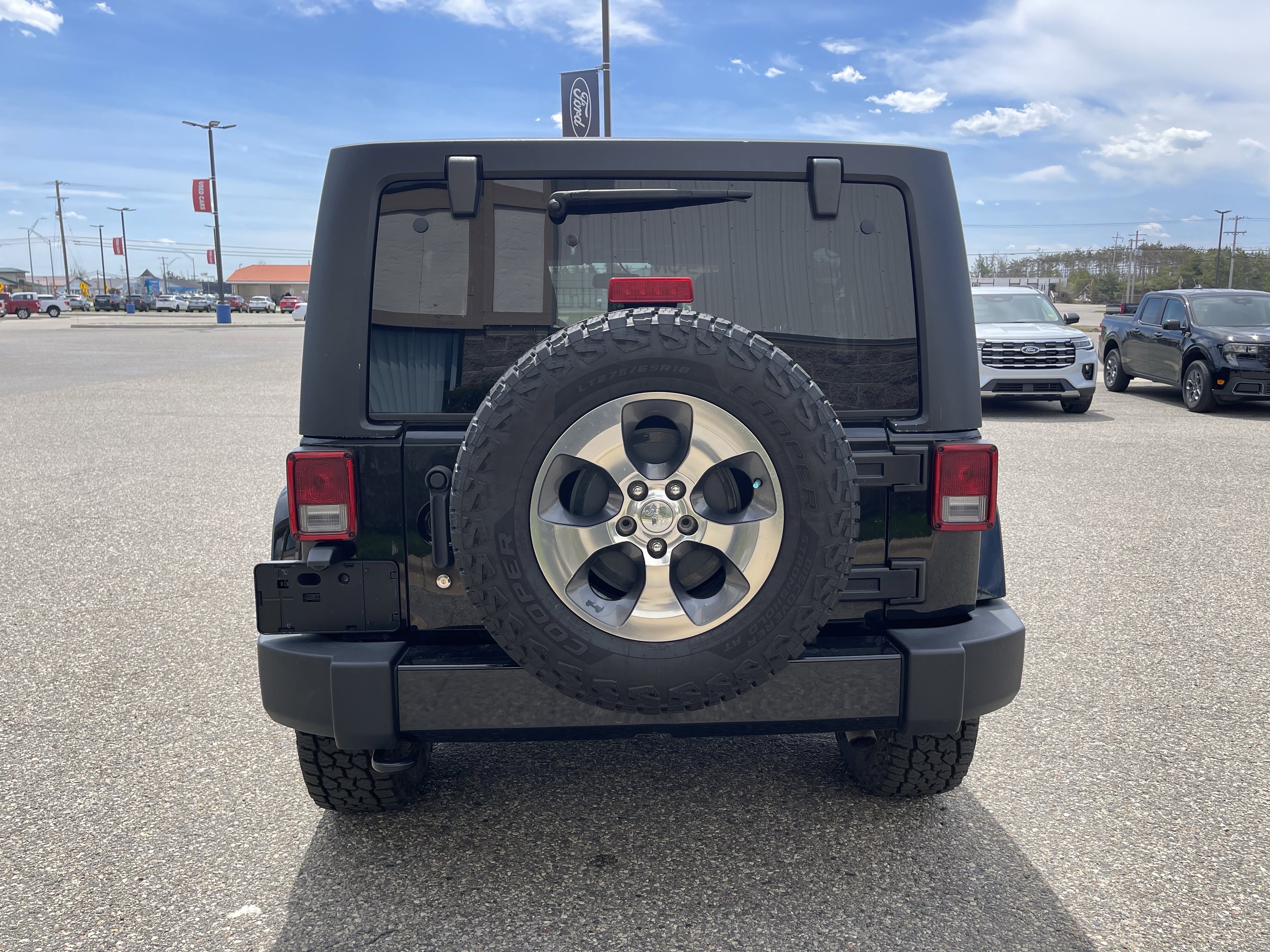Used 2017 Jeep Wrangler Unlimited Sahara AWD/4WD image 5