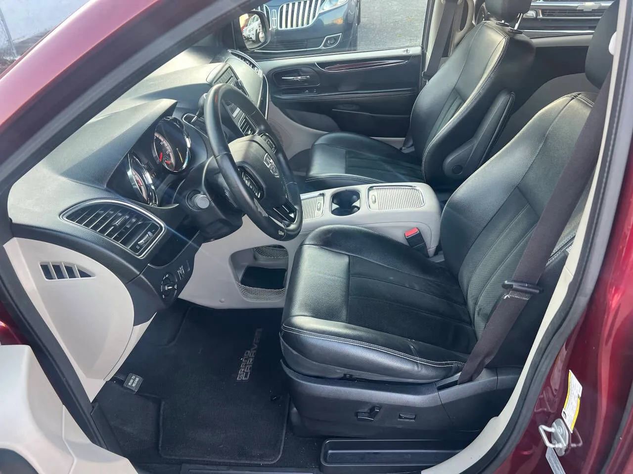 Used 2017 Dodge Grand Caravan SXT FWD image 6