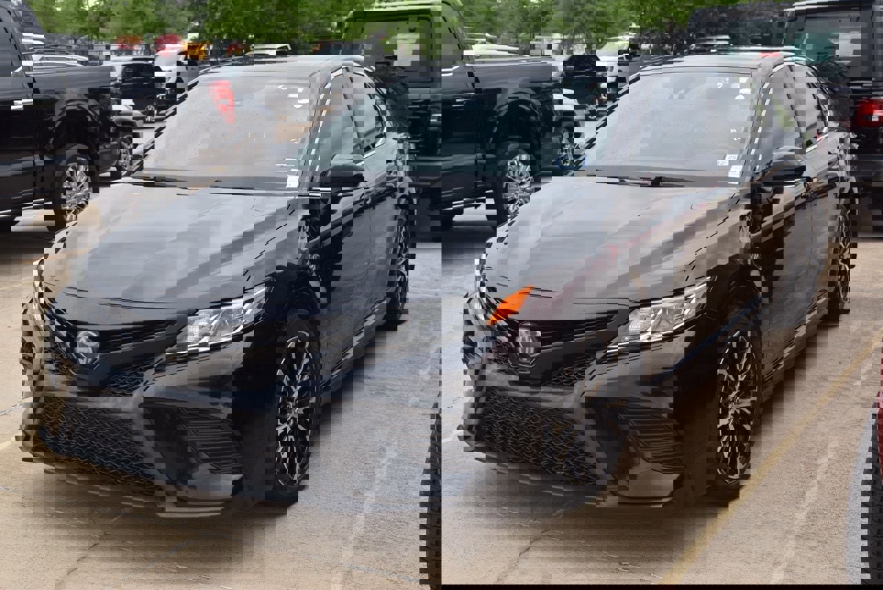 Used 2020 Toyota Camry SE w/ Convenience Package image 2