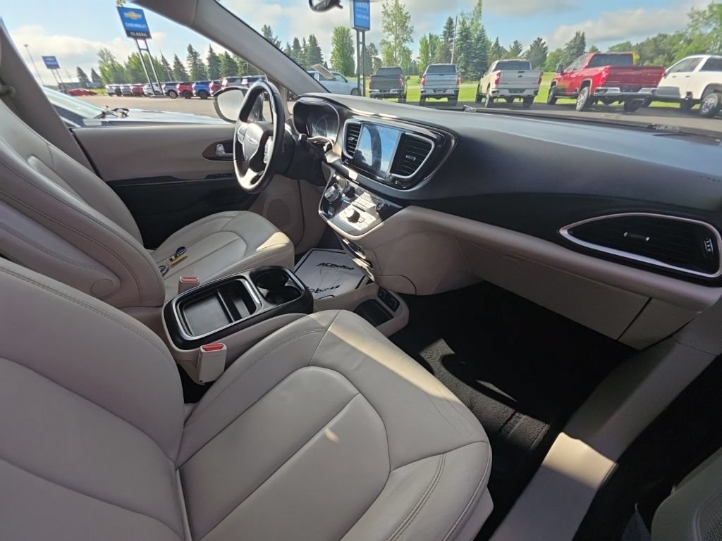 Used 2017 Chrysler Pacifica Touring-L FWD image 21