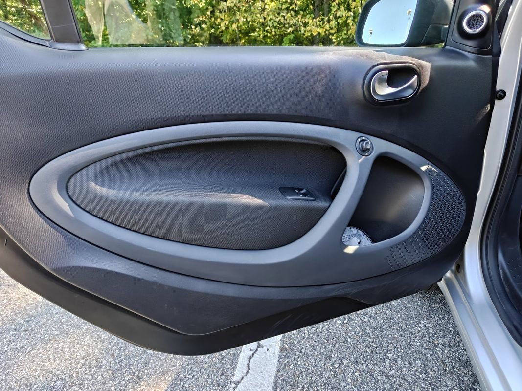 Used 2016 smart fortwo Prime RWD image 13