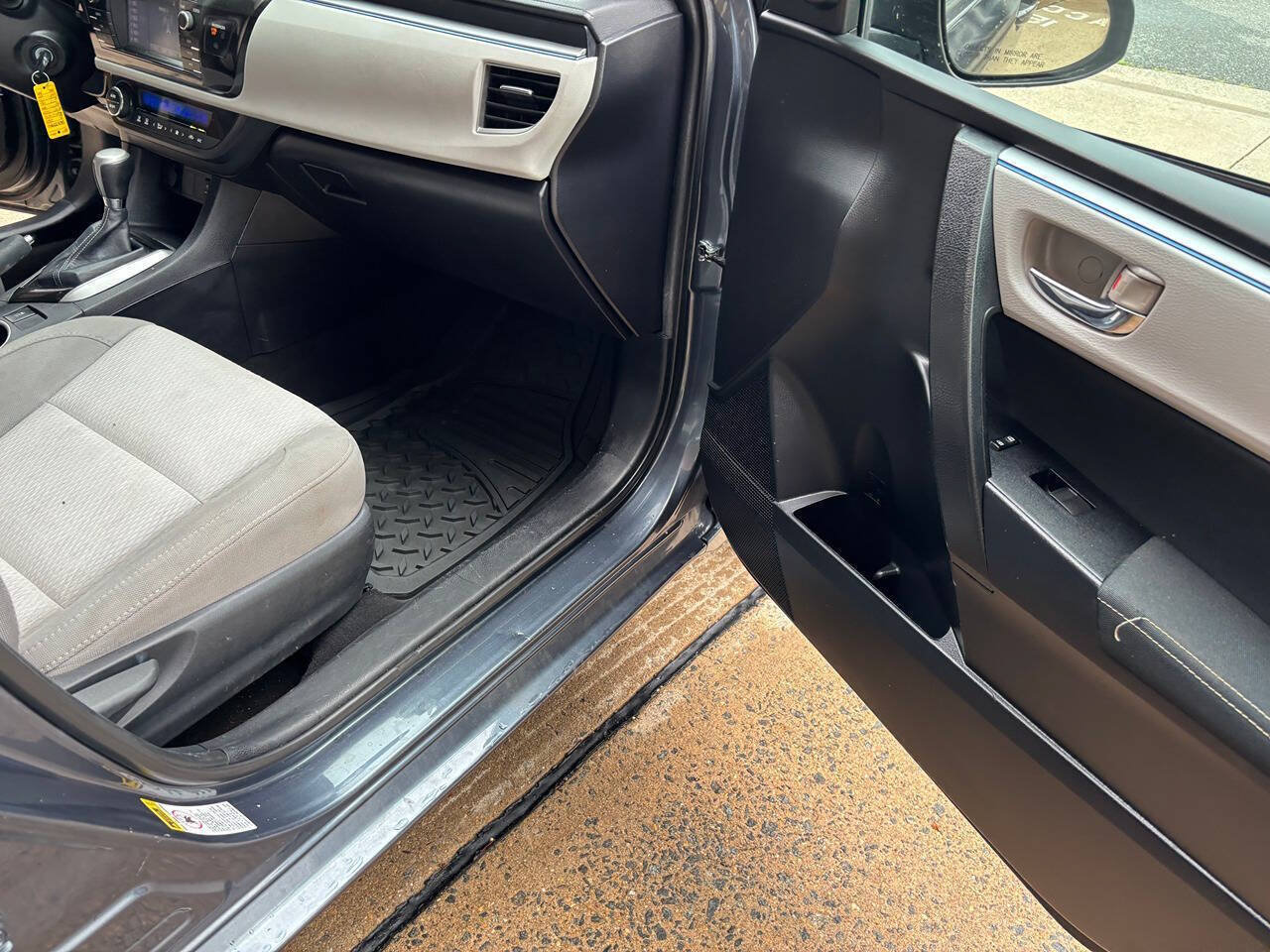 Used 2015 Toyota Corolla LE FWD image 23