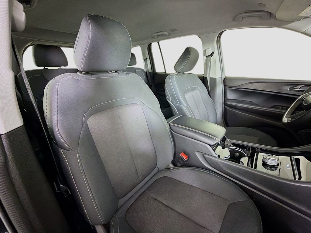Used 2023 Jeep Grand Cherokee Laredo AWD/4WD image 27