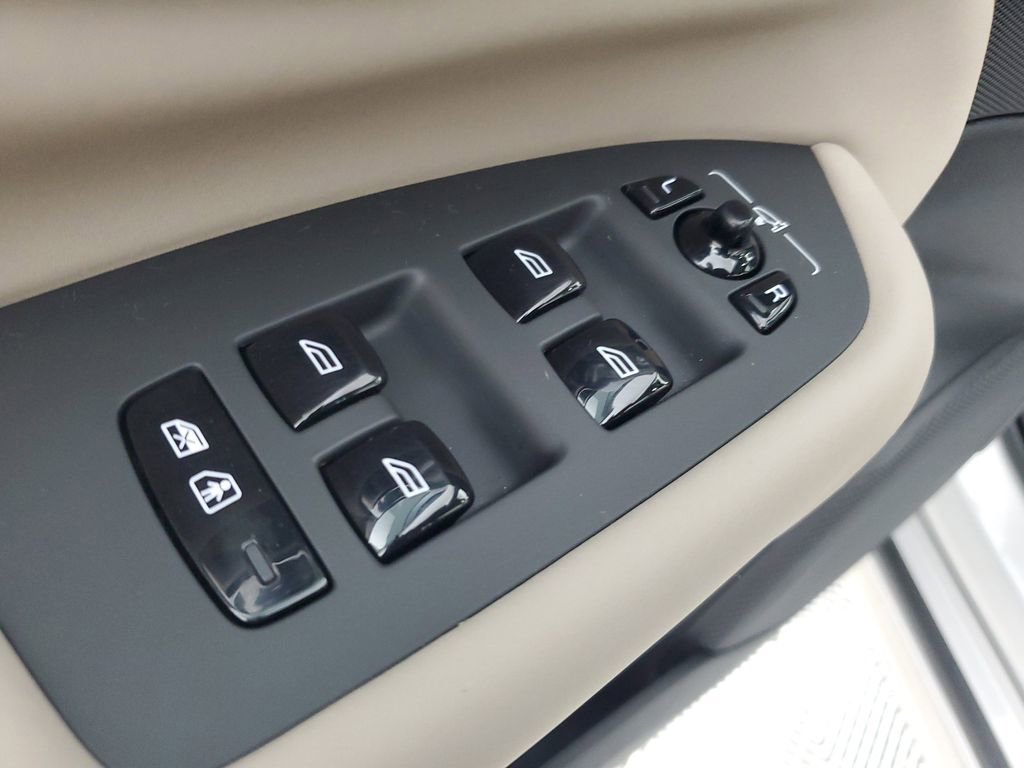 Certified 2025 Volvo XC90 B6 Core w/ Climate Package image 22