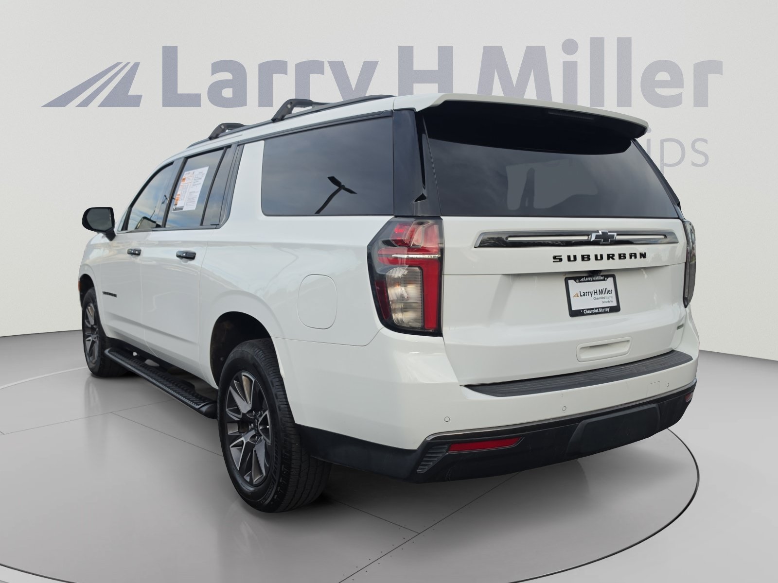Certified 2022 Chevrolet Suburban Z71 w/ Luxury Package AWD/4WD image 3