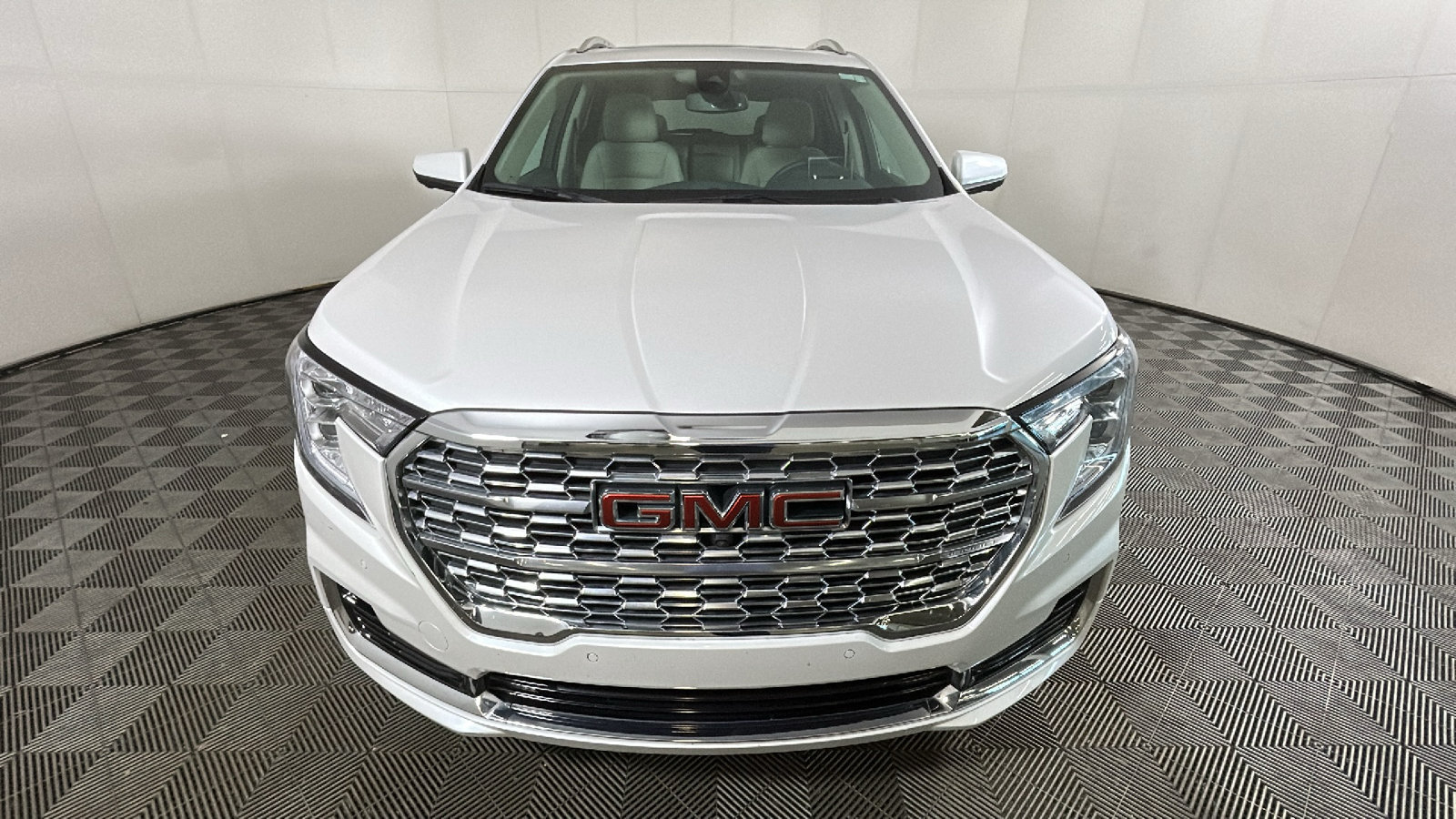 Used 2023 GMC Terrain Denali w/ Denali Premium Package AWD/4WD image 9