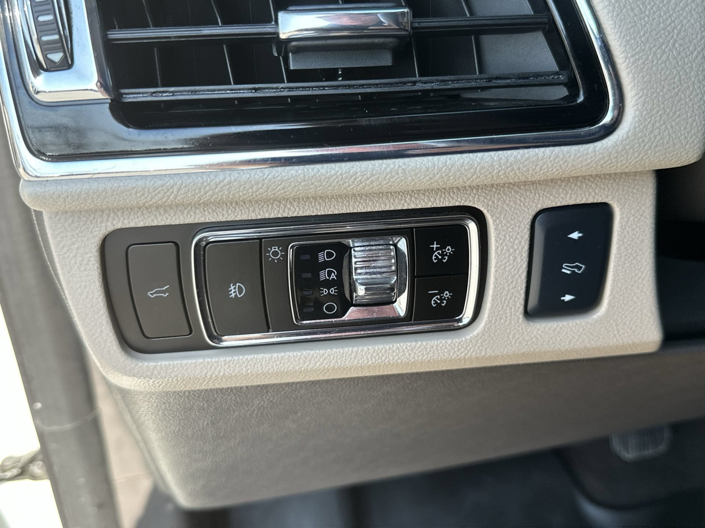 Used 2023 Lincoln Navigator Reserve AWD/4WD image 16