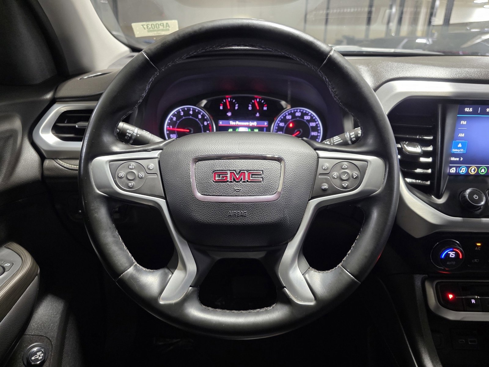 Used 2023 GMC Acadia SLT image 32