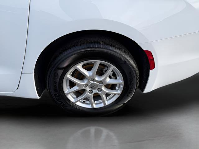Used 2024 Chrysler Pacifica Touring-L FWD image 23