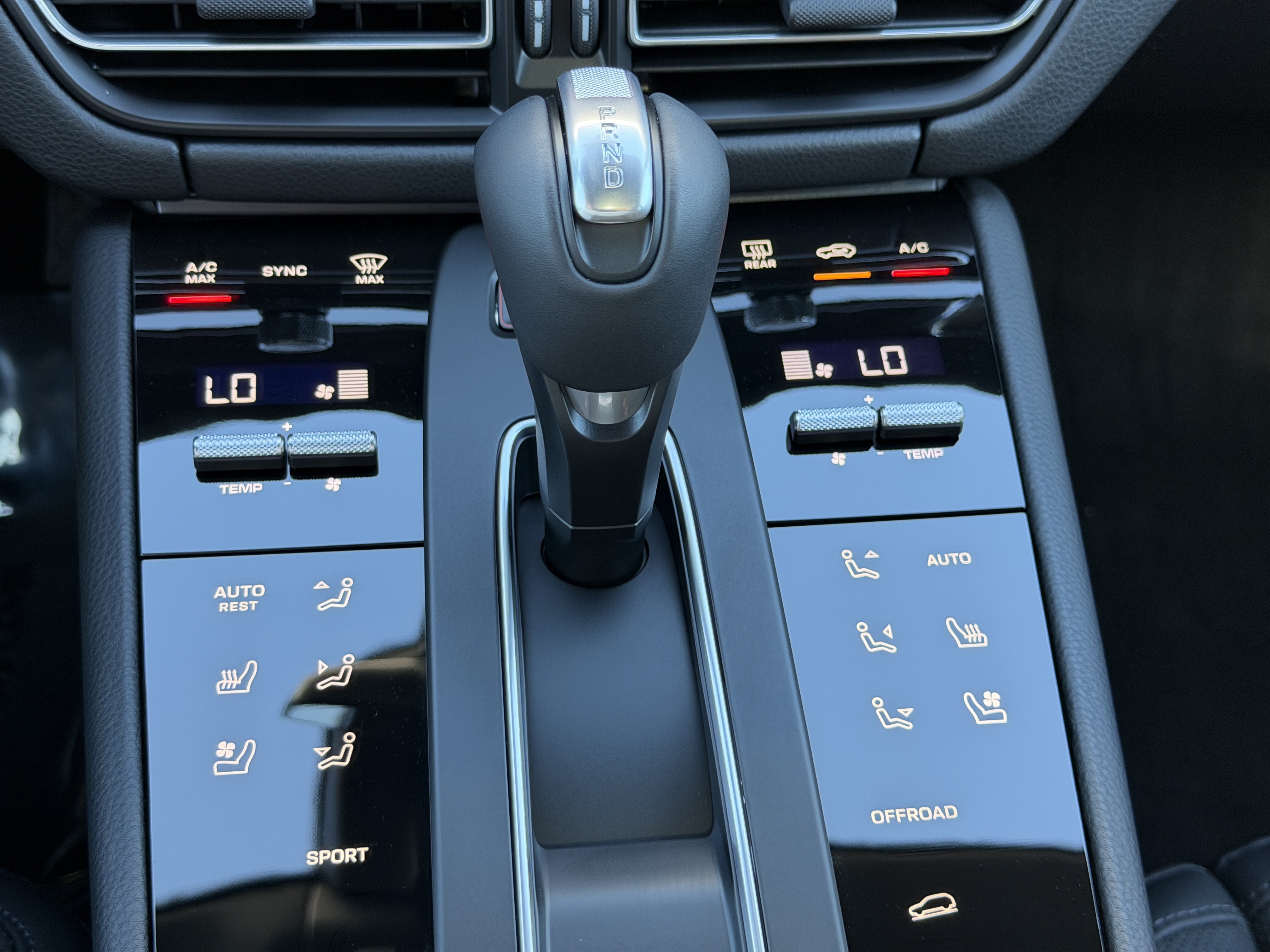 Certified 2025 Porsche Macan AWD/4WD image 27