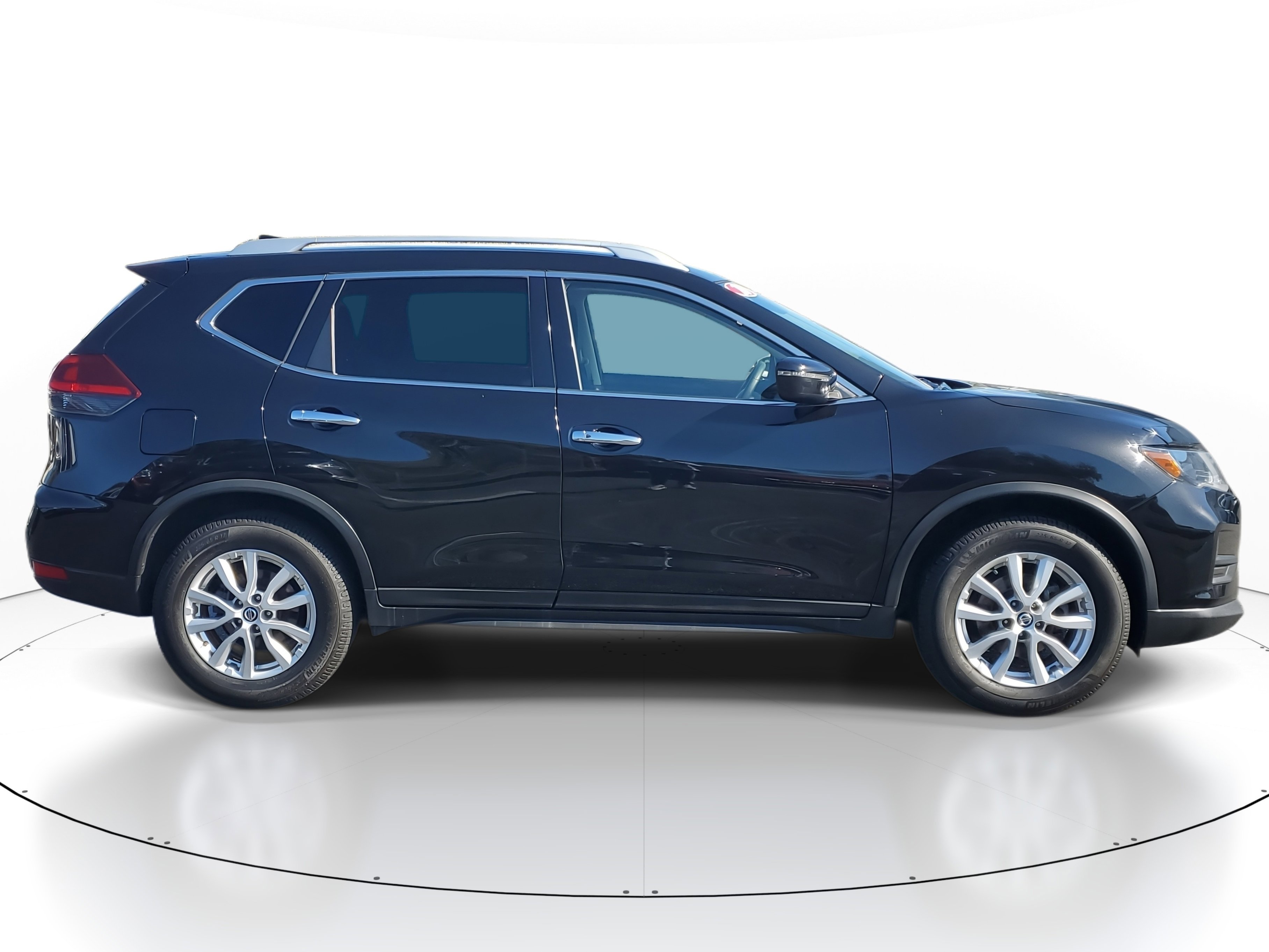 Used 2020 Nissan Rogue SV image 3