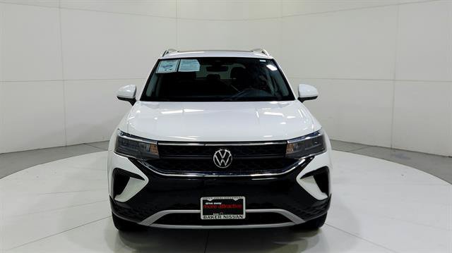 Used 2024 Volkswagen Taos SE AWD/4WD image 2
