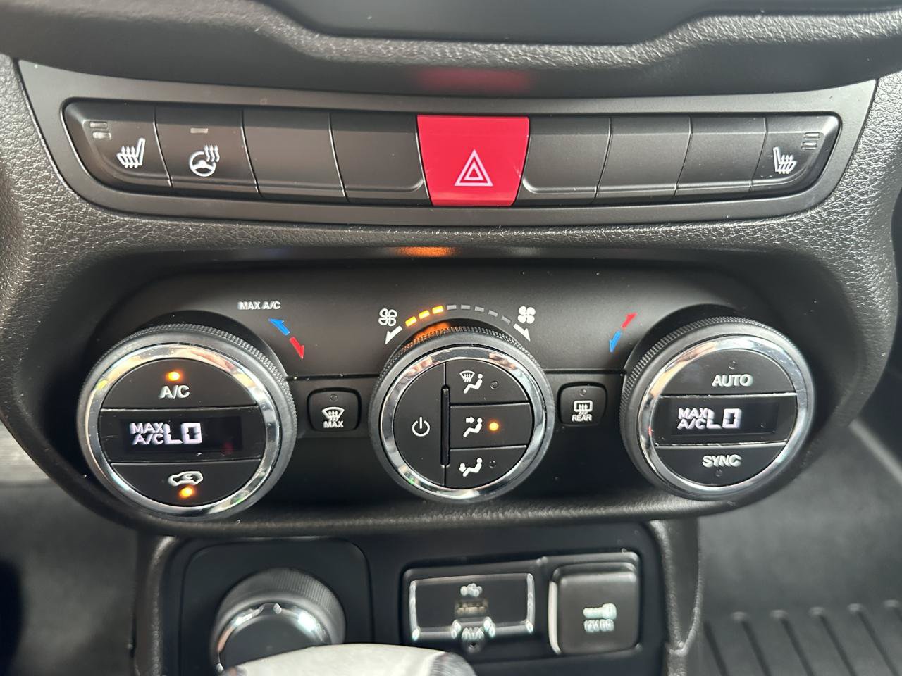 Used 2015 Jeep Renegade Limited AWD/4WD image 60