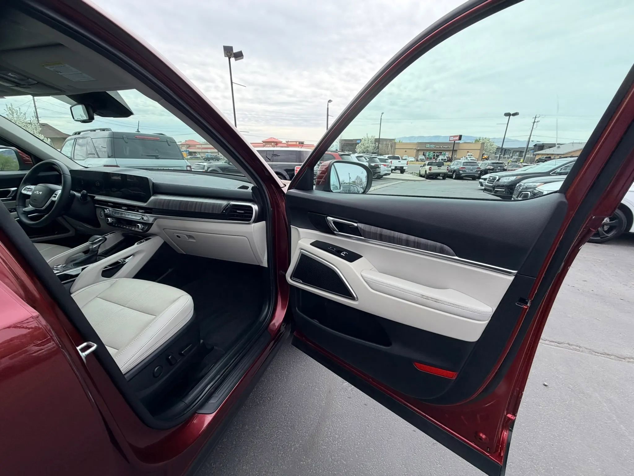 Used 2024 Kia Telluride EX w/ EX Captain's Chair Package image 33