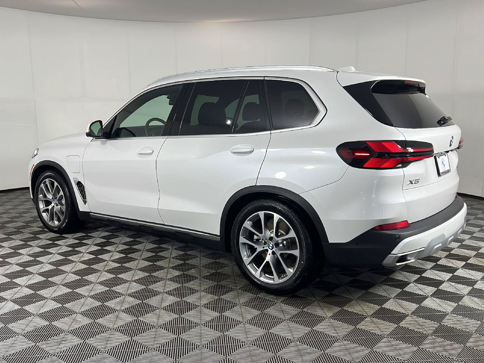 New 2026 BMW X5 xDrive50e w/ Climate Comfort Package AWD/4WD image 5
