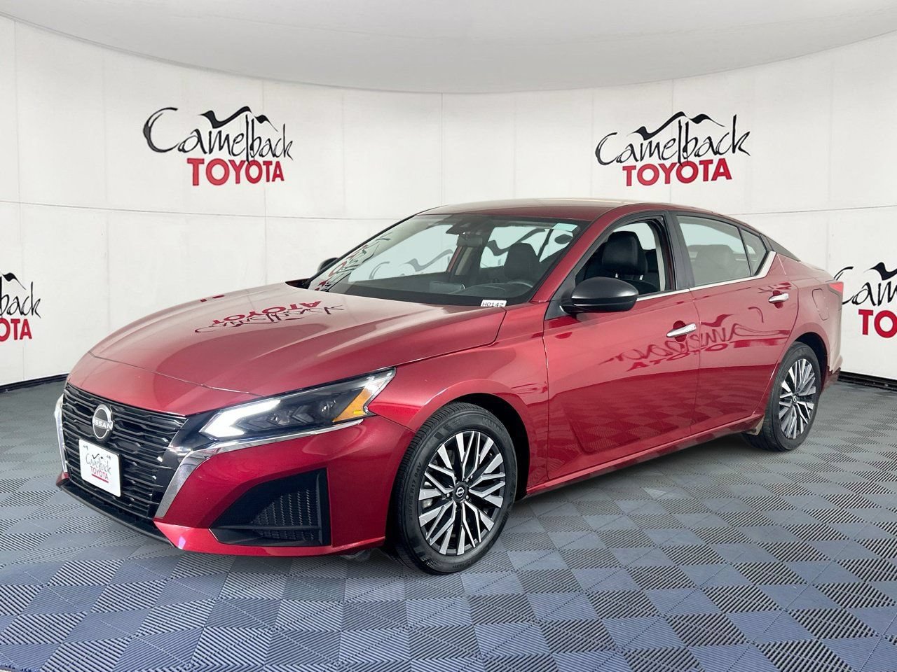 Used 2025 Nissan Altima 2.5 SV FWD image 2