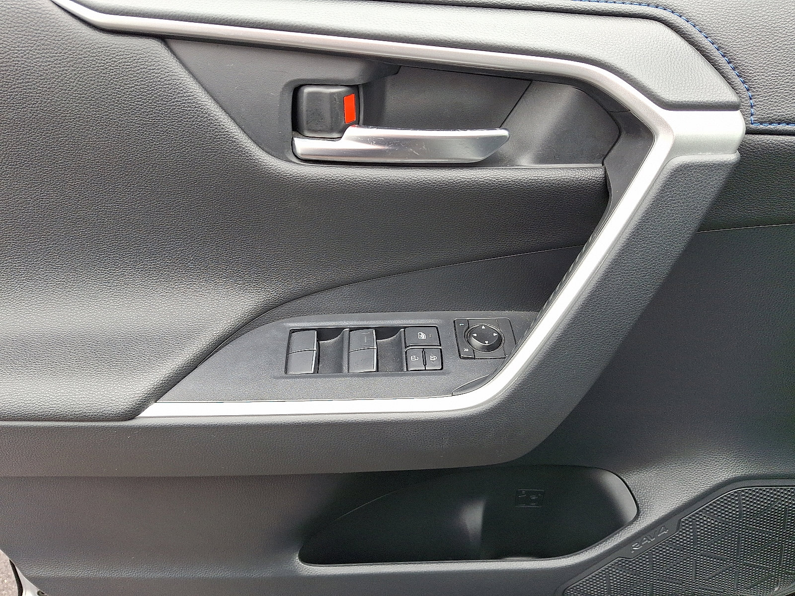 Used 2020 Toyota RAV4 XSE image 12