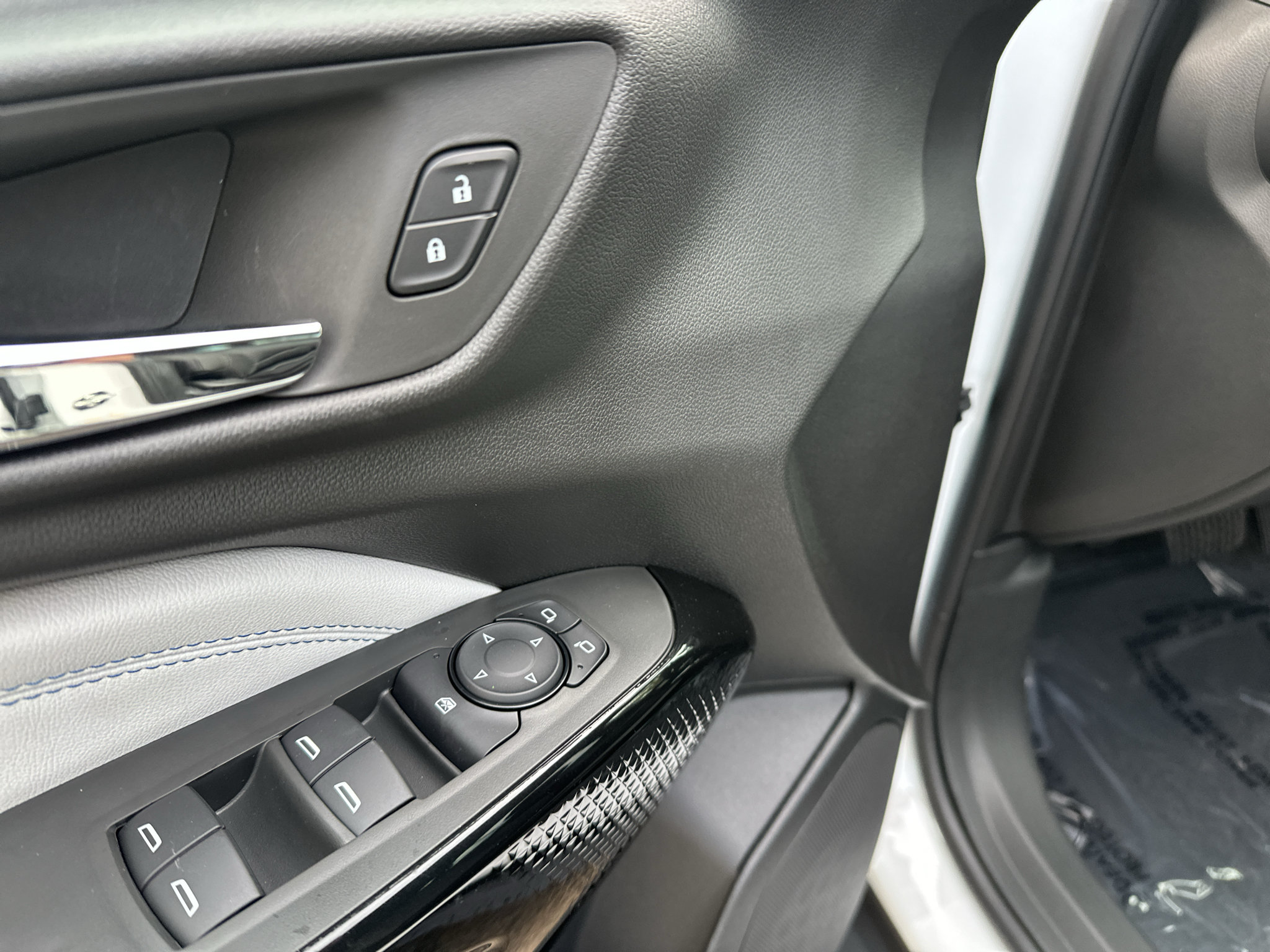 New 2026 Chevrolet Trax LT w/ LT Convenience Package FWD image 17