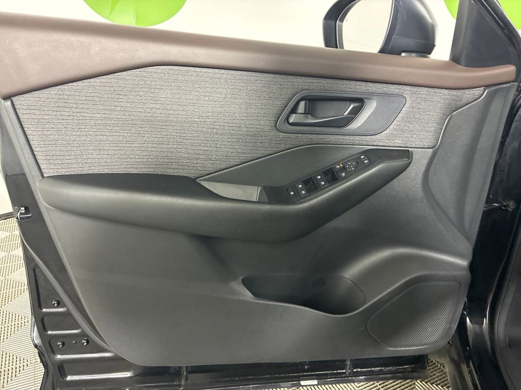 Used 2023 Nissan Rogue S AWD/4WD image 11