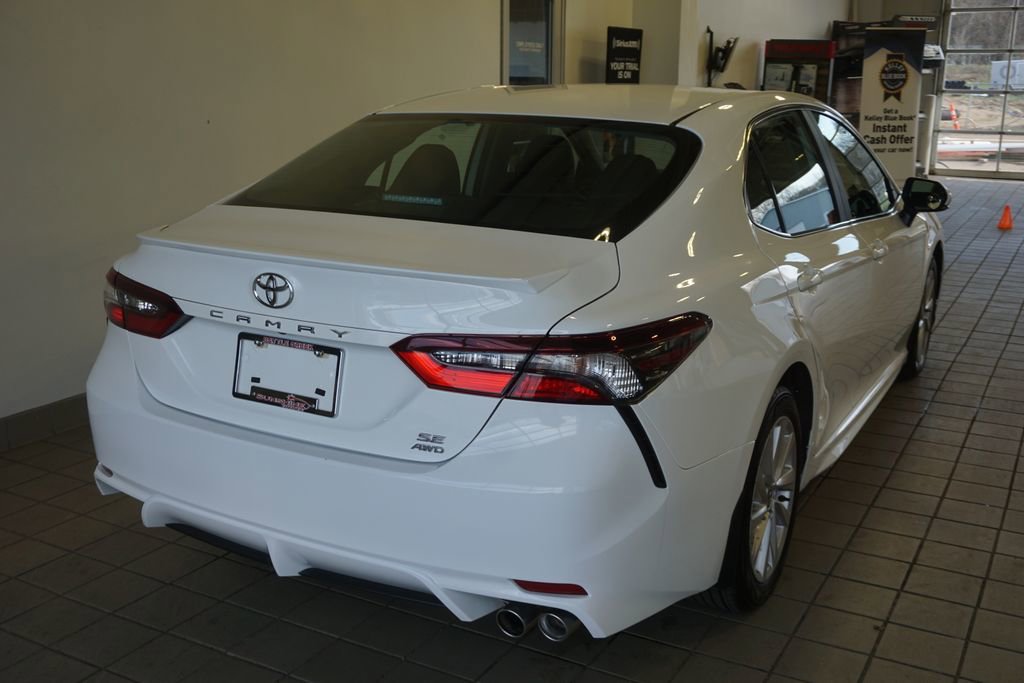 Used 2024 Toyota Camry SE image 13