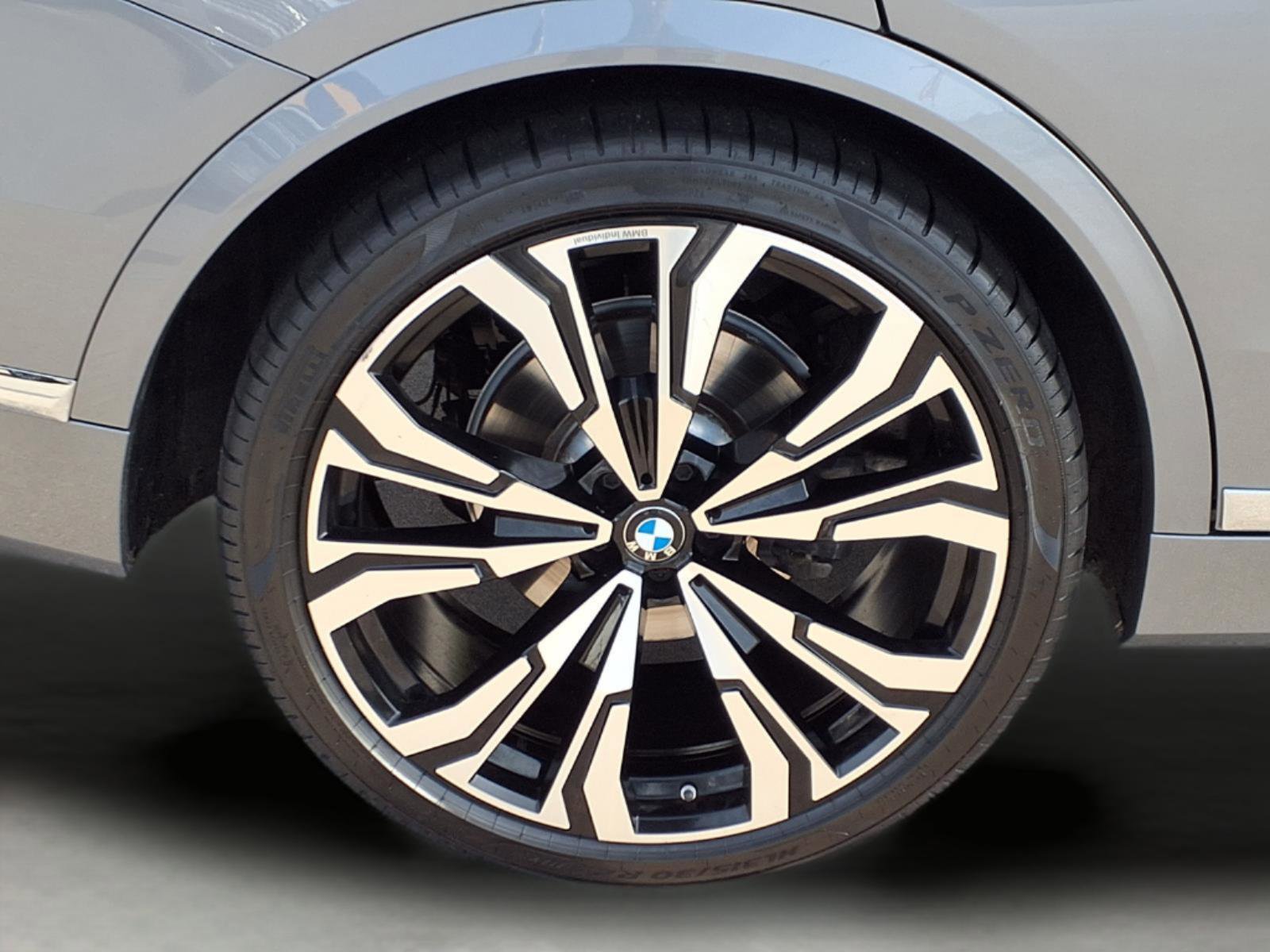 Used 2023 BMW X7 xDrive40i w/ Executive Package image 9