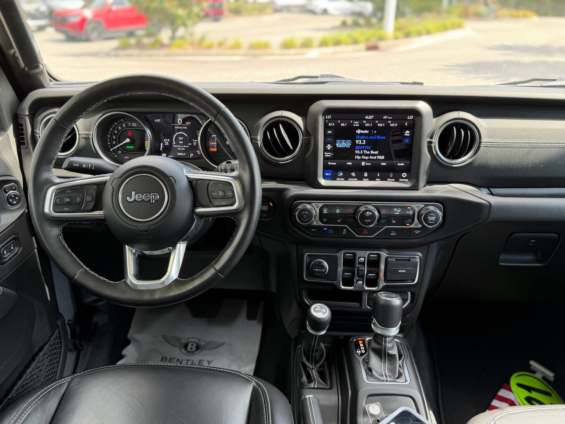 Used 2021 Jeep Wrangler Unlimited Sahara w/ Cold Weather Group AWD/4WD image 24