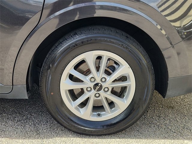 Used 2023 Kia Carnival LX image 30