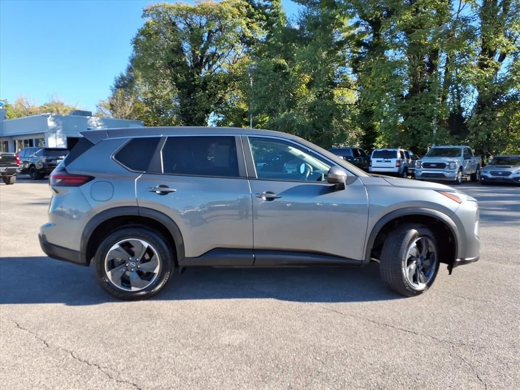 Used 2024 Nissan Rogue SV image 3