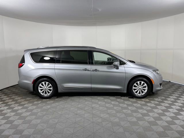 Used 2019 Chrysler Pacifica Touring-L image 8