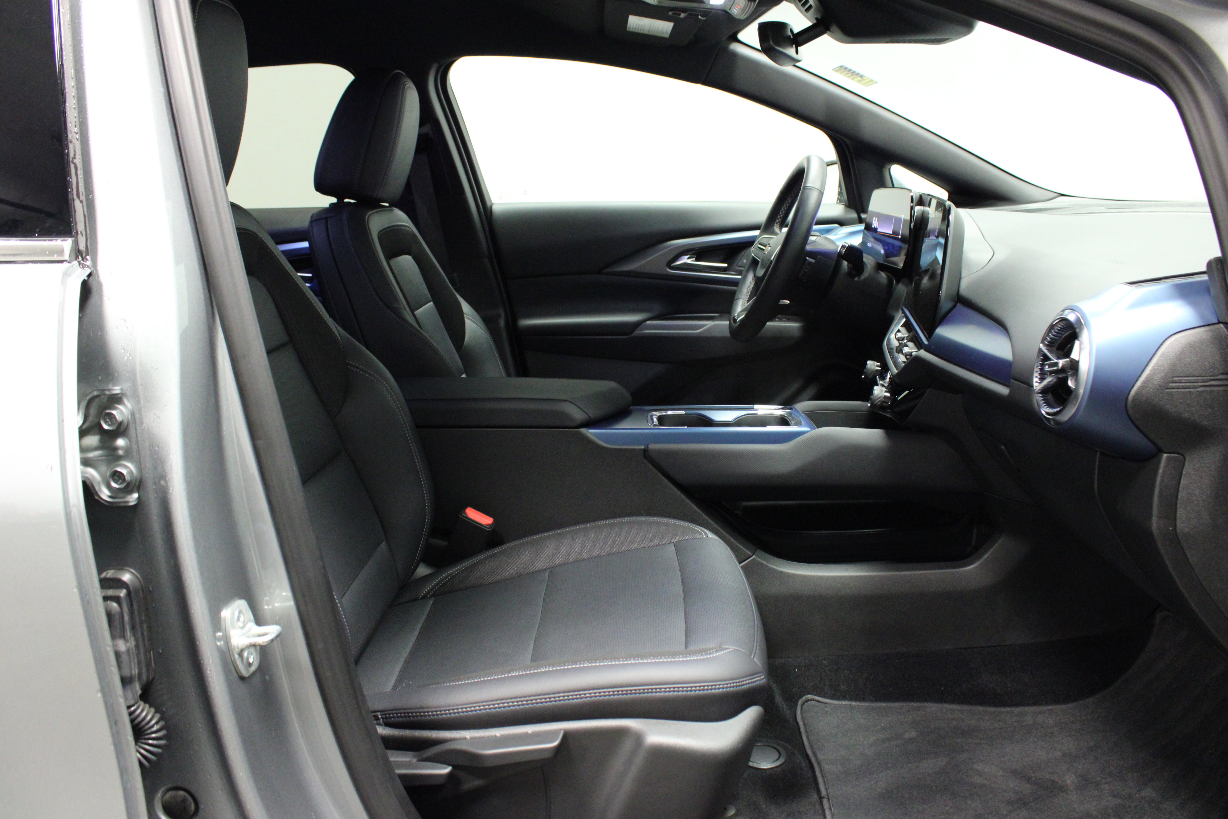 Used 2025 Chevrolet Equinox EV LT w/ Convenience Package image 14