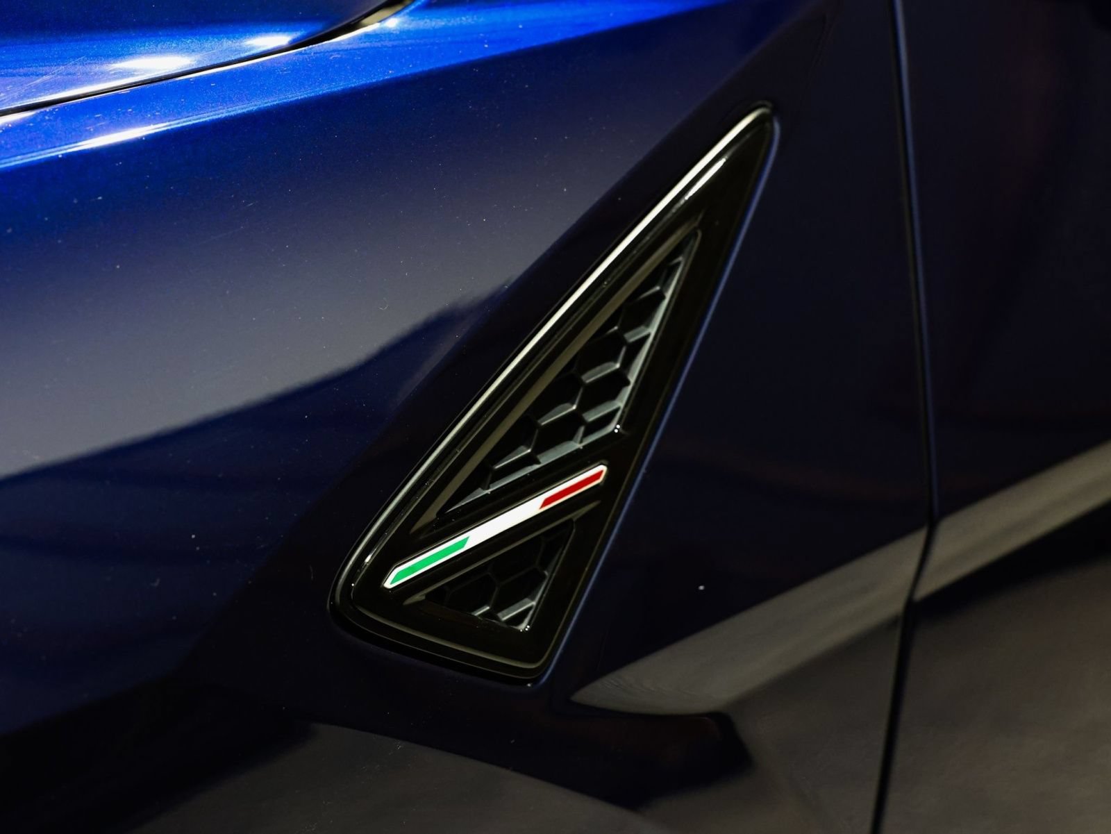 Used 2019 Lamborghini Urus AWD/4WD image 32