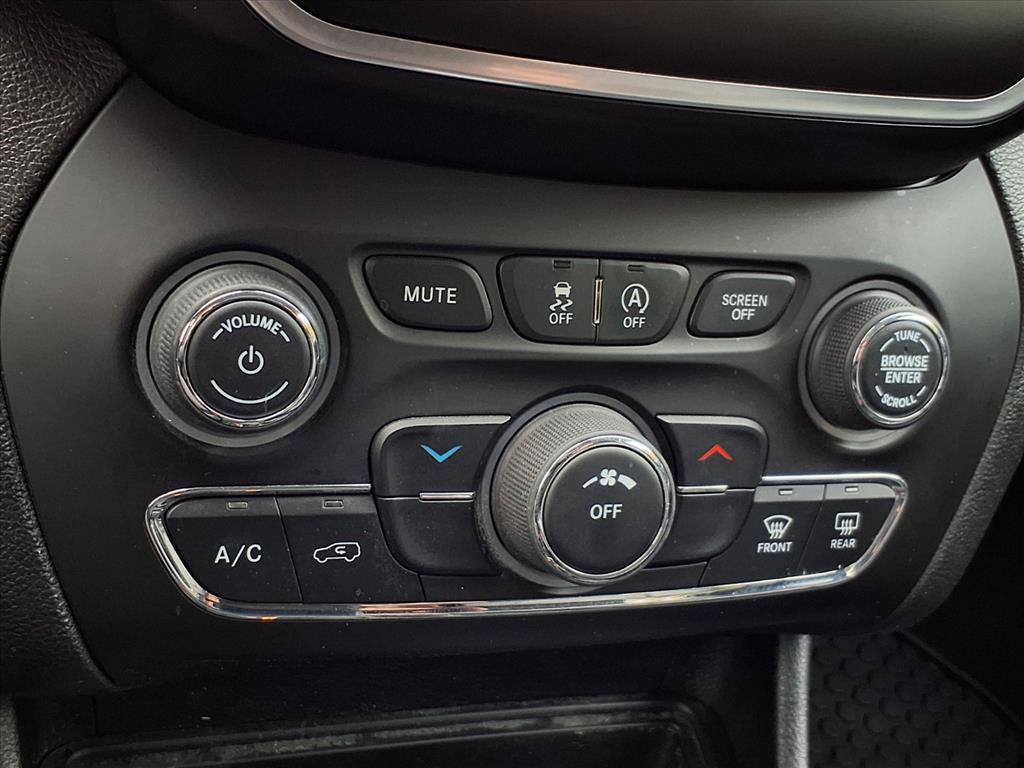 Used 2019 Jeep Cherokee Latitude Plus w/ Cold Weather Group image 20