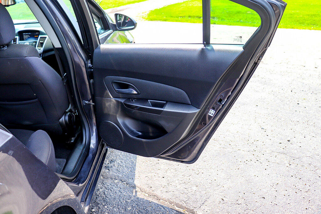Used 2015 Chevrolet Cruze LT w/ Technology Package image 30