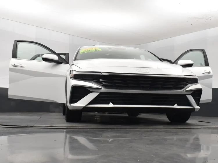 Used 2025 Hyundai Elantra SEL FWD image 11
