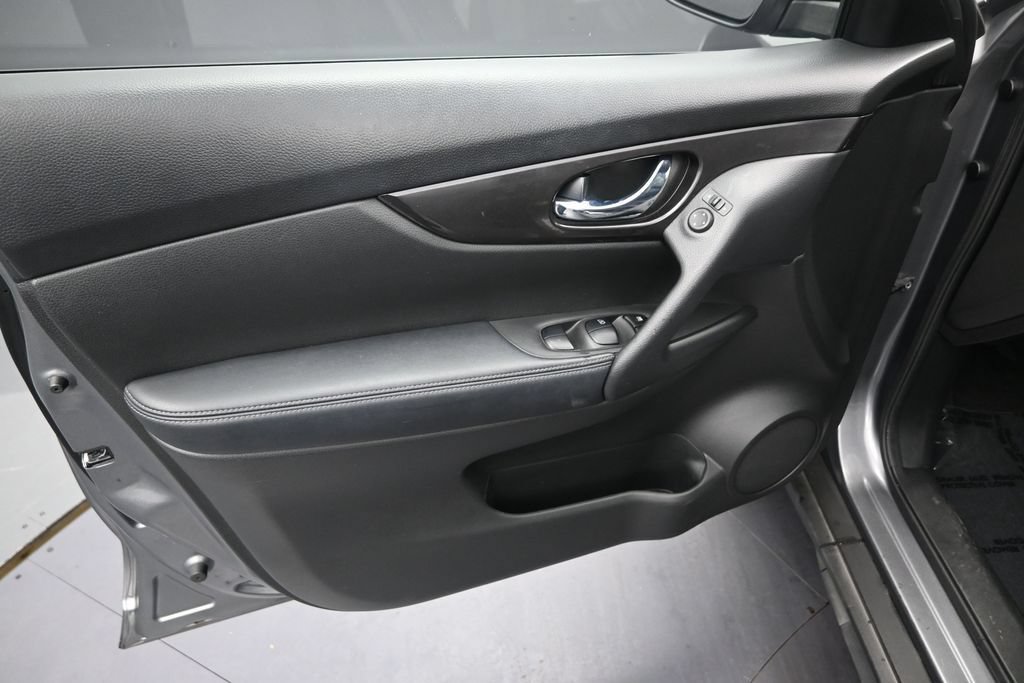 Used 2020 Nissan Rogue S w/ Special Edition Package FWD image 10