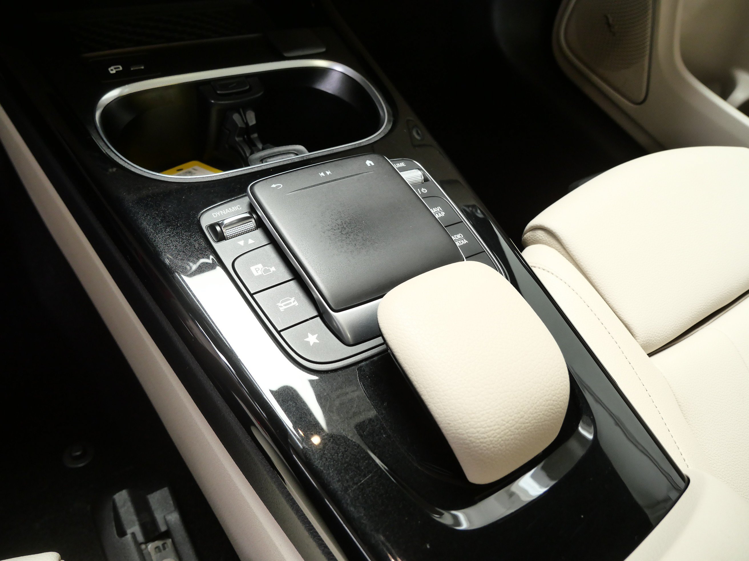 Used 2022 Mercedes-Benz CLA 250 4MATIC image 21