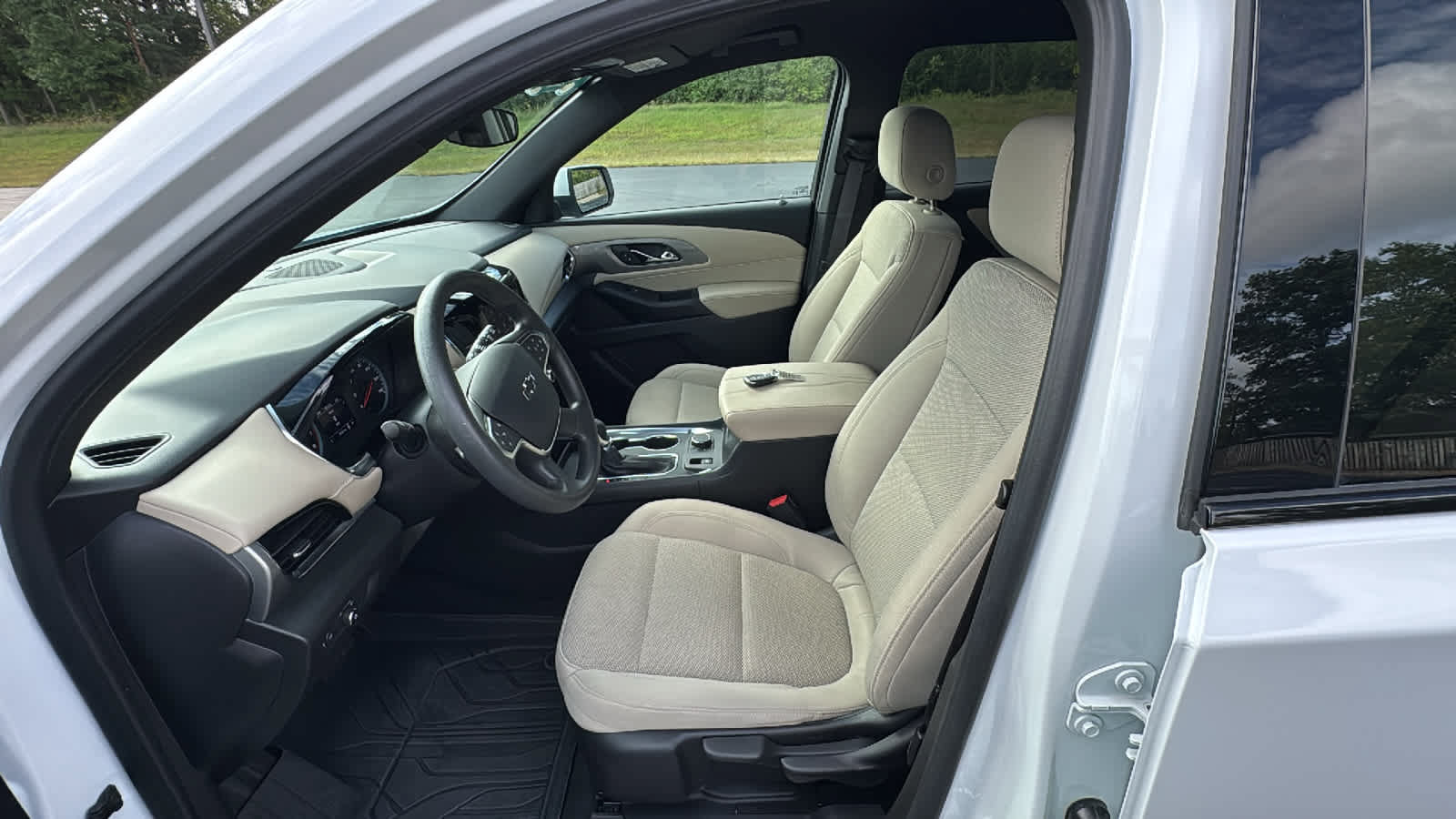 Used 2023 Chevrolet Traverse LS w/ Midnight/Sport Edition AWD/4WD image 6