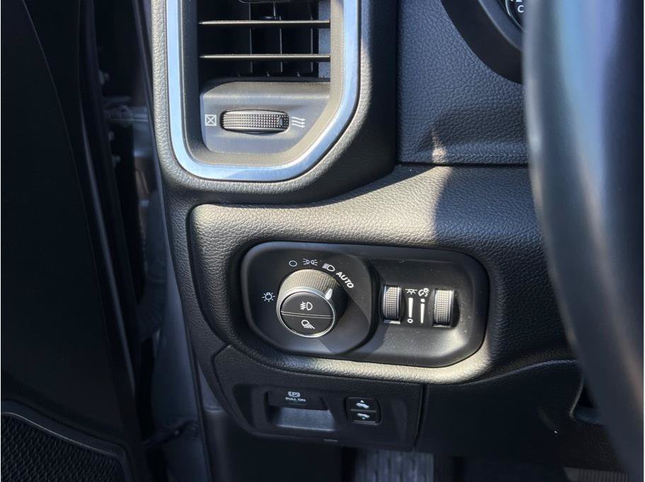Used 2025 RAM 1500 Laramie AWD/4WD image 18