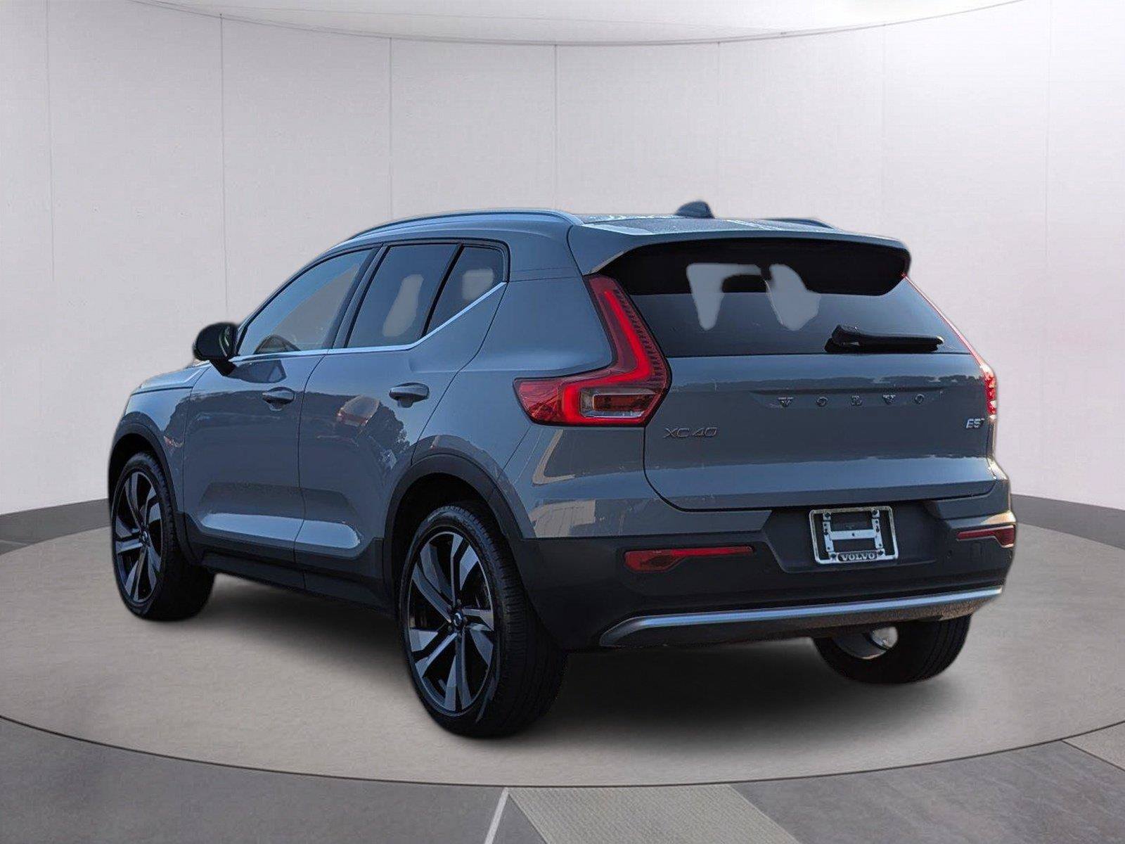 Used 2024 Volvo XC40 B5 Plus w/ Protection Package Premier AWD/4WD image 3