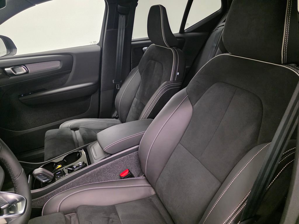 Used 2022 Volvo XC40 T5 R-Design w/ Advanced Package image 13