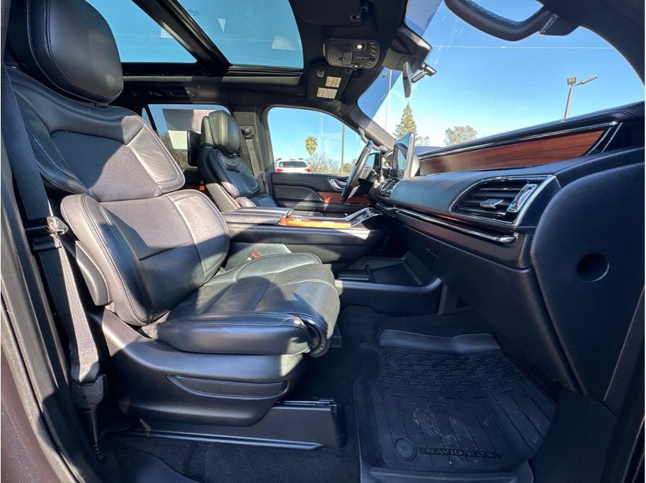 Used 2019 Lincoln Navigator L Reserve image 11