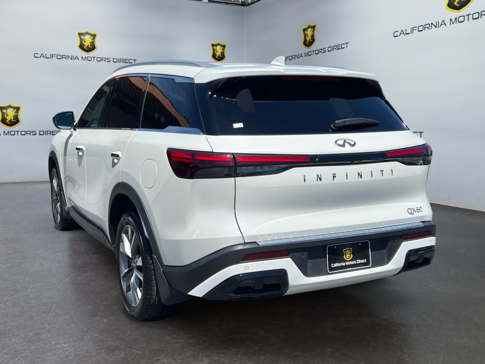 Used 2023 INFINITI QX60 Luxe w/ Cargo Package FWD image 3