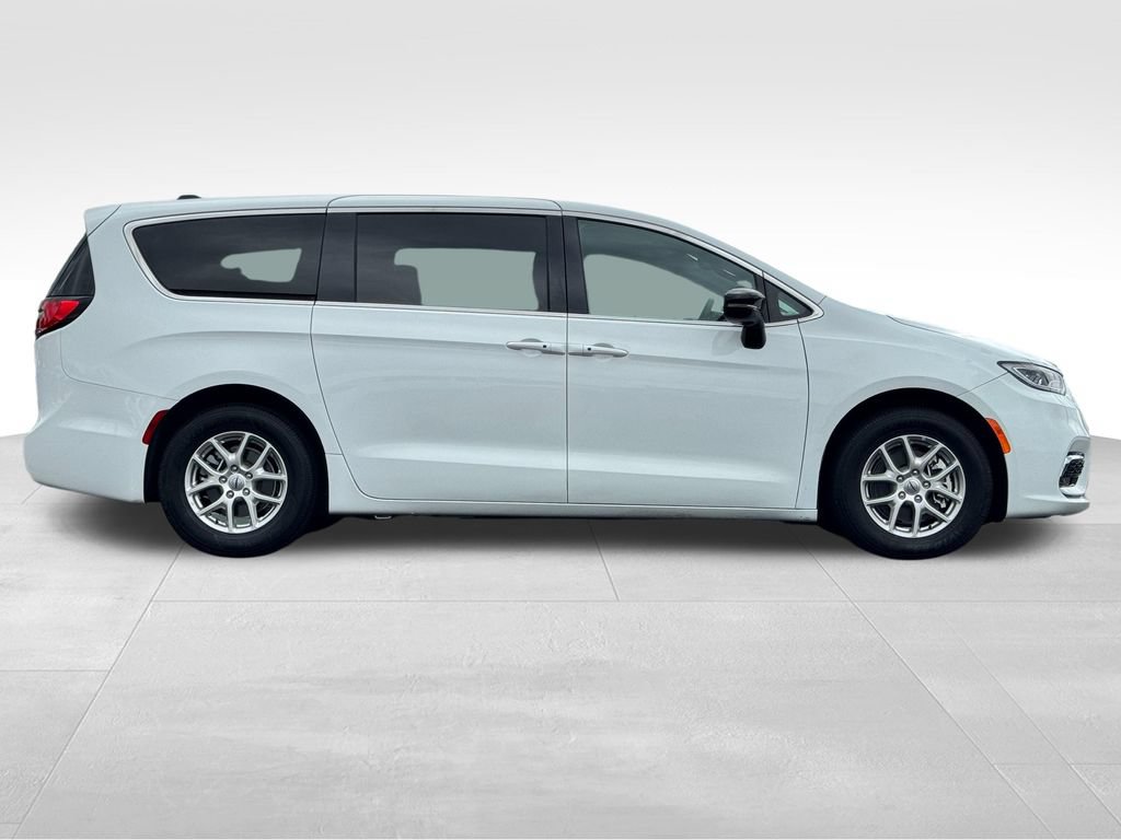 Used 2025 Chrysler Pacifica Select FWD image 8