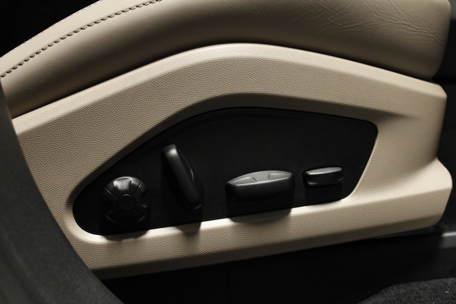 Certified 2025 Porsche Macan 4 Electric AWD/4WD image 26
