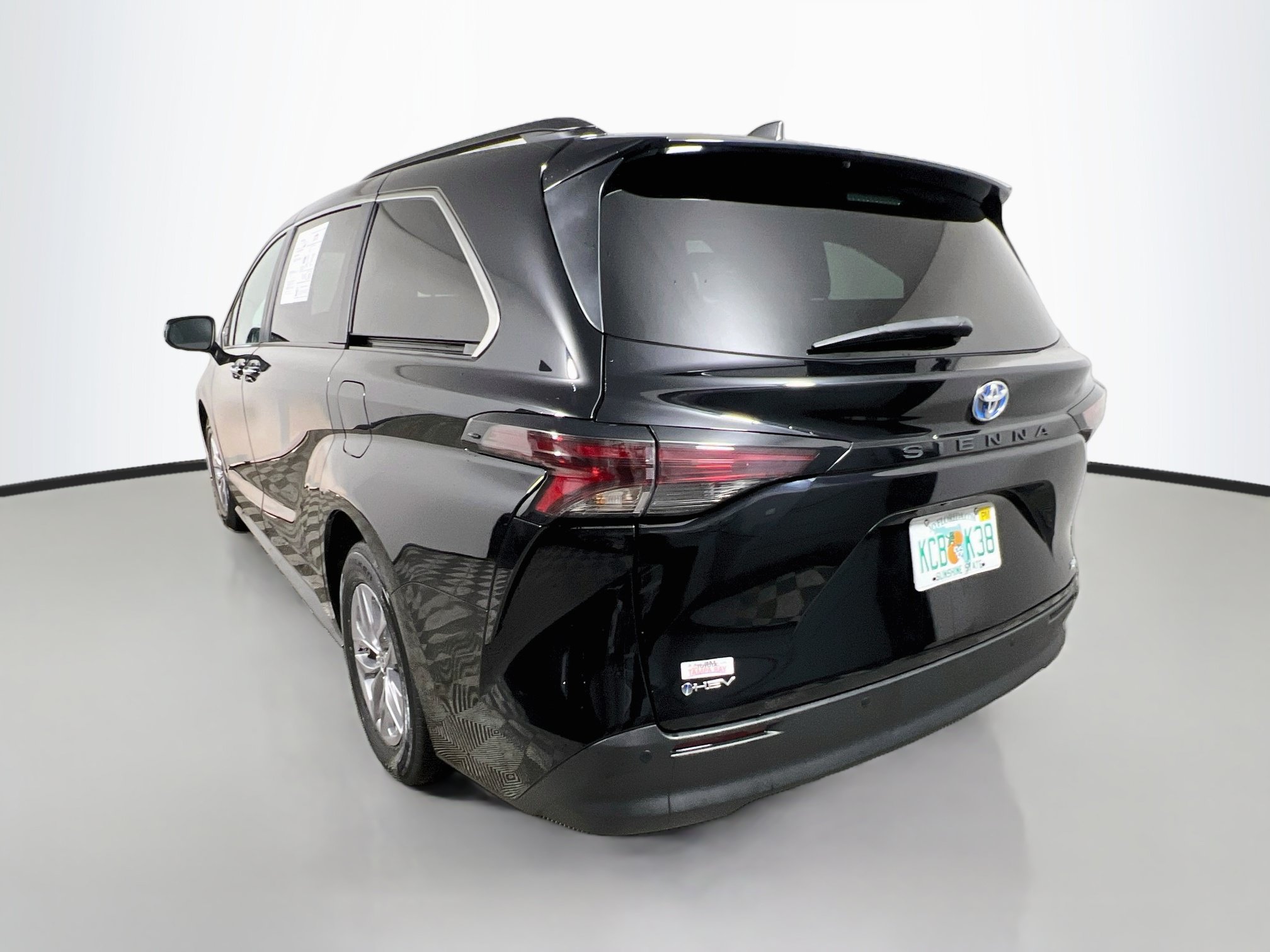 Used 2025 Toyota Sienna XLE FWD image 8