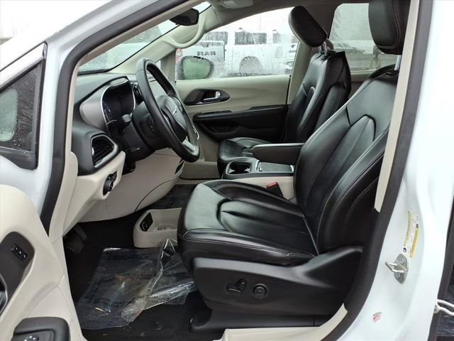 Used 2023 Chrysler Pacifica Touring-L FWD image 11