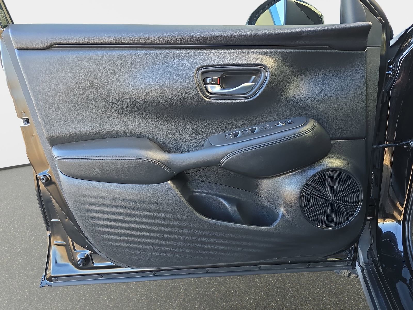 Certified 2023 Honda HR-V LX image 27